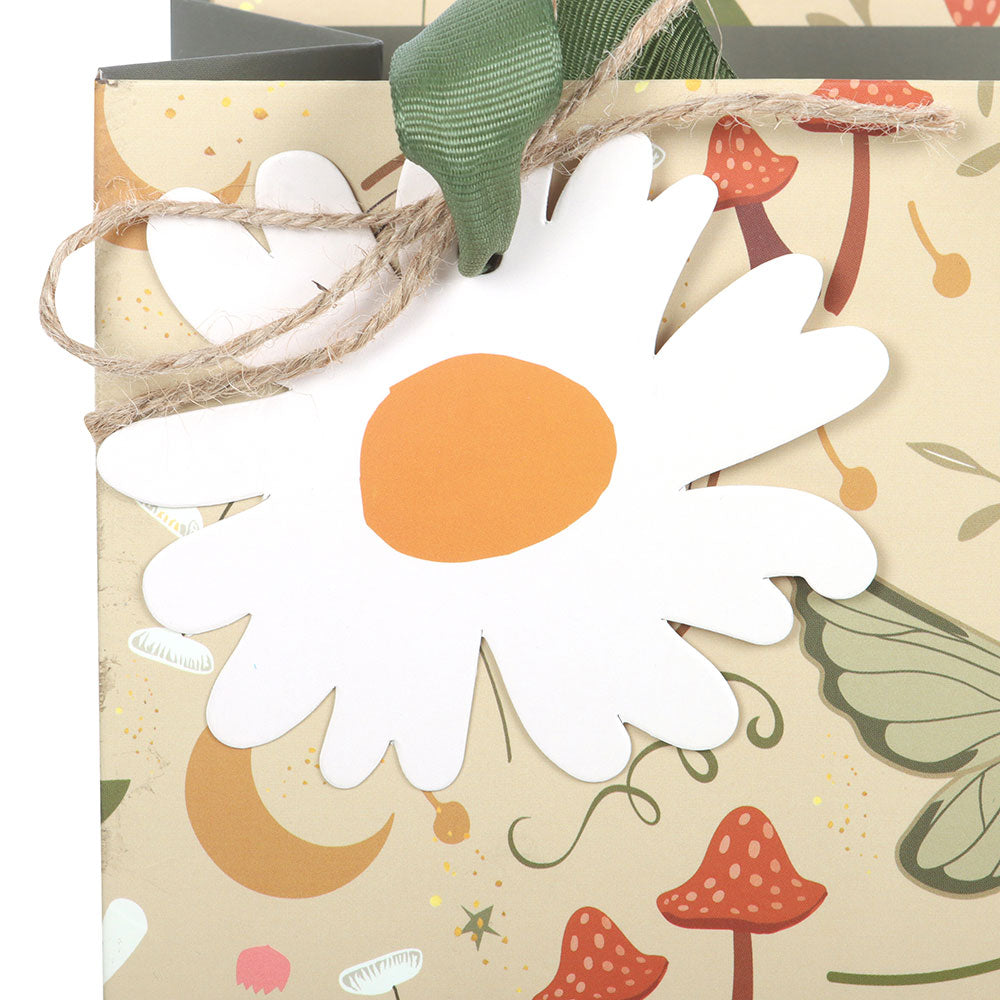 Gift bag with a daisy design and nature-themed pattern